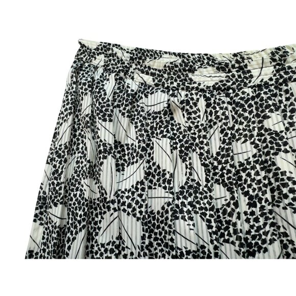 Alfred Dunner Womensl Pleated Skirt Size 18 Black & White Floral - Picture 4 of 9
